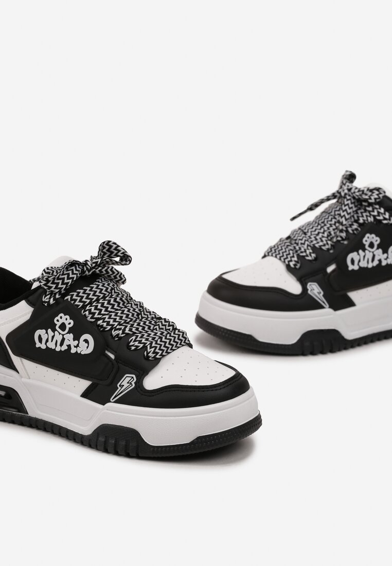Czarne Sznurowane Sneakersy na Niskiej Platformie Ozdobione Naszywkami Pixila