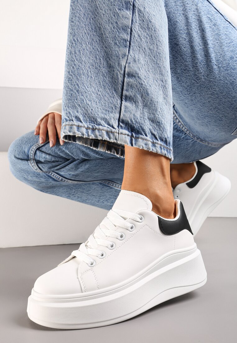 Biało-Czarne Sznurowane Sneakersy na Niskiej Platformie z Imitacji Skóry Ajanfa