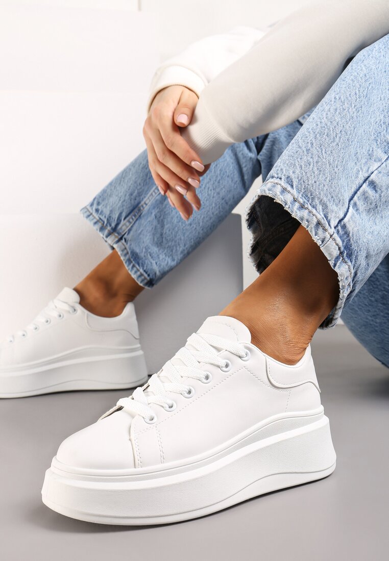 Białe Sznurowane Sneakersy na Niskiej Platformie z Imitacji Skóry Ajanfa