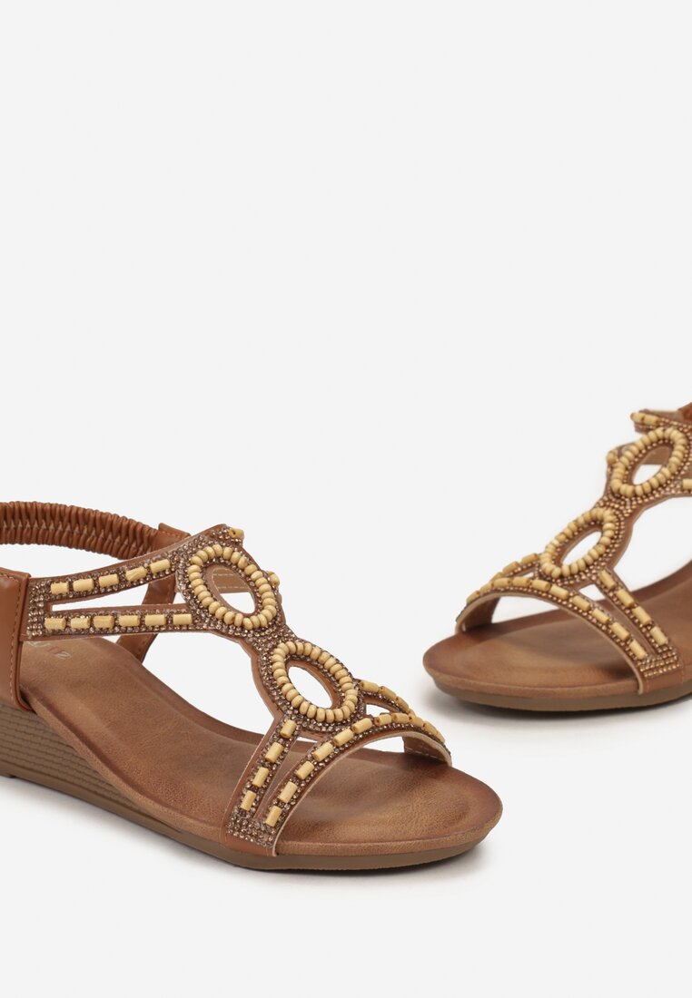 Brązowe Sandały na Koturnie z Drewnianymi Koralikami i Cyrkoniami Ronelia