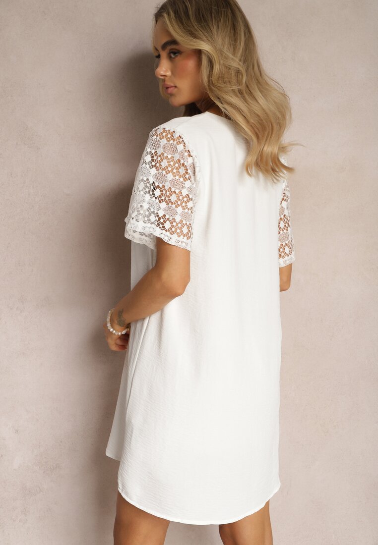 Biała Sukienka Mini o Luźnym Kroju z Bawełny Ozdobiona Koronką Kerilia