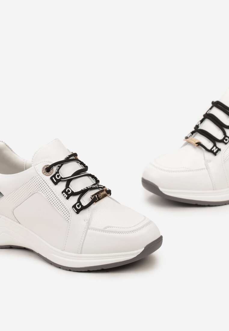 Białe Sneakersy ze Skórzaną Wkładką Ozdobione Napisami na Koturnie Dorvalia