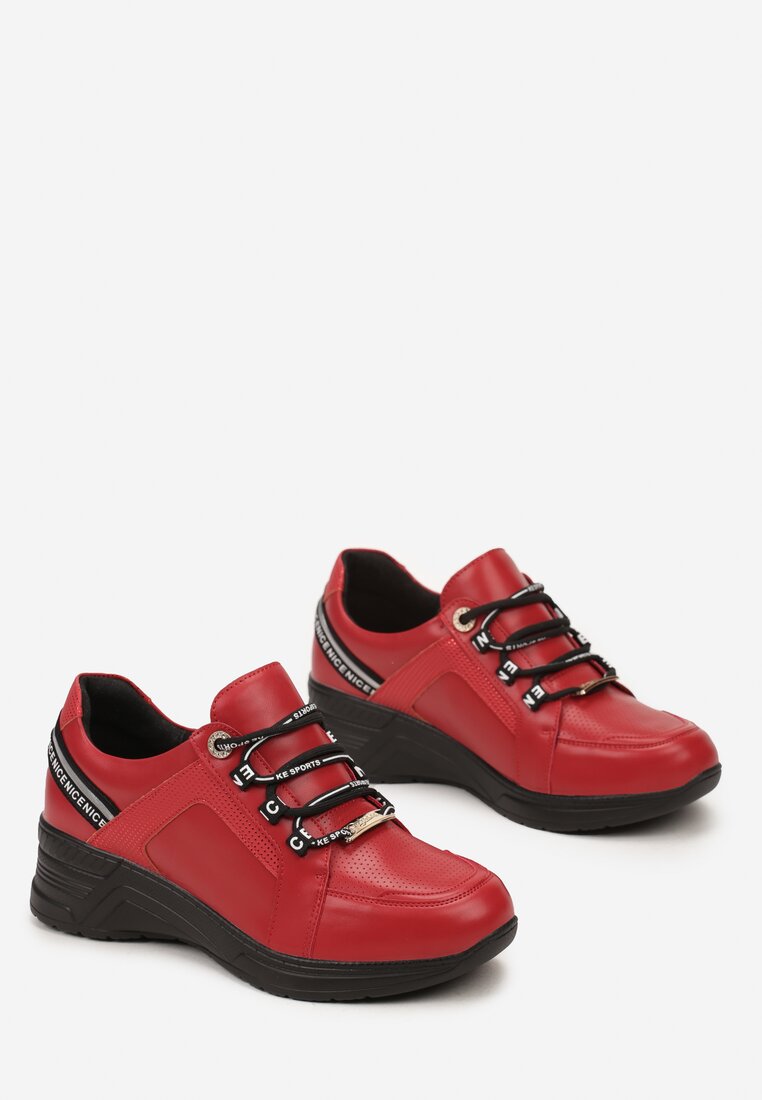 Czerwone Sneakersy ze Skórzaną Wkładką Ozdobione Napisami na Koturnie Dorvalia