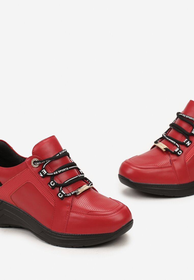 Czerwone Sneakersy ze Skórzaną Wkładką Ozdobione Napisami na Koturnie Dorvalia