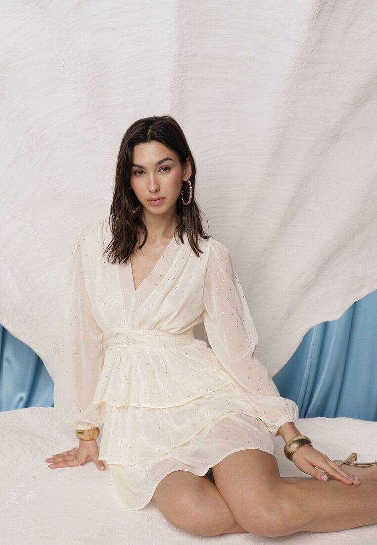 Rochie mini evazată bej deschis cu imprimeu metalic și volane Enrilea