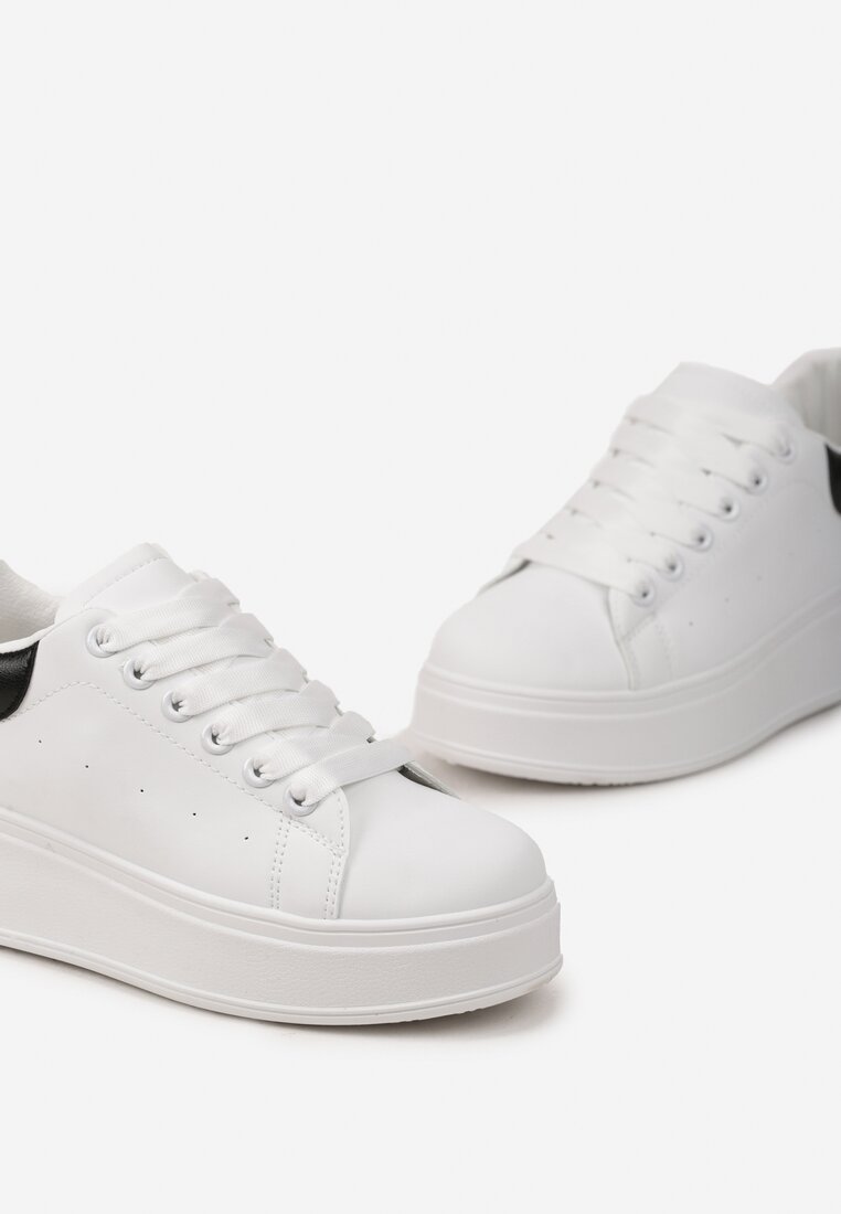 Biało-Czarne Sneakersy na Platformie Ozdobione Kontrastową Wstawką Aviasta