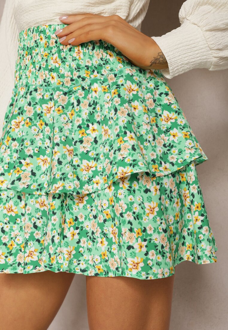 Zielona Spódnica Mini o Rozkloszowanym Fasonie z Falbankami i Nadrukiem w Kwiaty Gwaelen