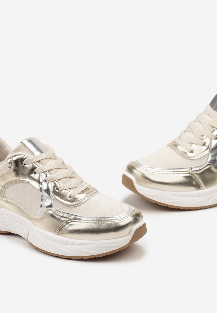 Beżowo-Złote Sznurowane Sneakersy Ozdobione Metaliczną Wstawką Kizria