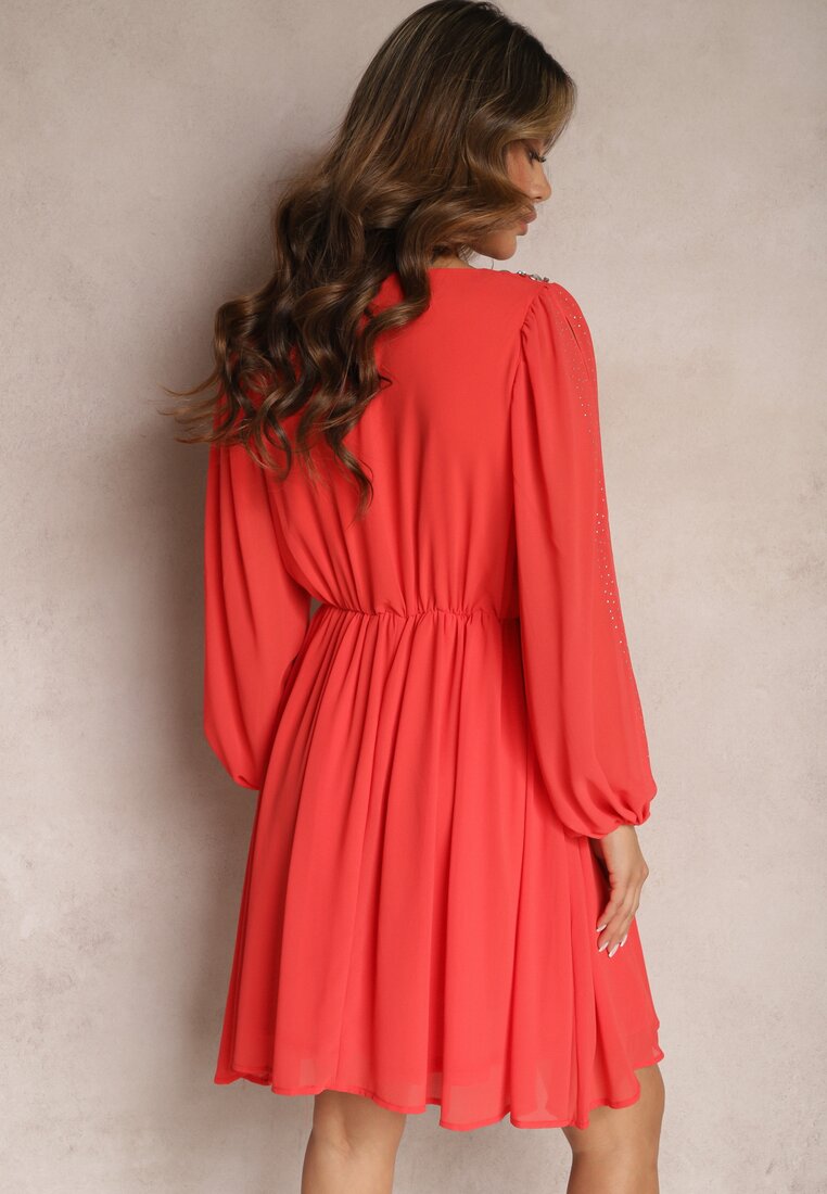 Czerwona Sukienka z Gumką w Talii i Kopertowym Dekoltem Ozodbiona Cyrkoniami Razamma
