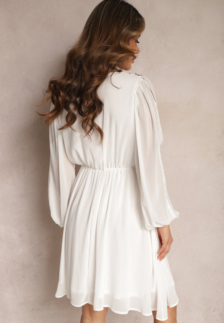 Biała Sukienka z Gumką w Talii i Kopertowym Dekoltem Ozodbiona Cyrkoniami Razamma