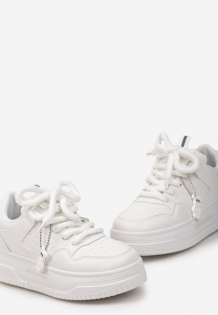 Sneakerși Albi cu Perforatie și Decorațiune Detașabilă din Cauciuc Ursuleț Ildeos