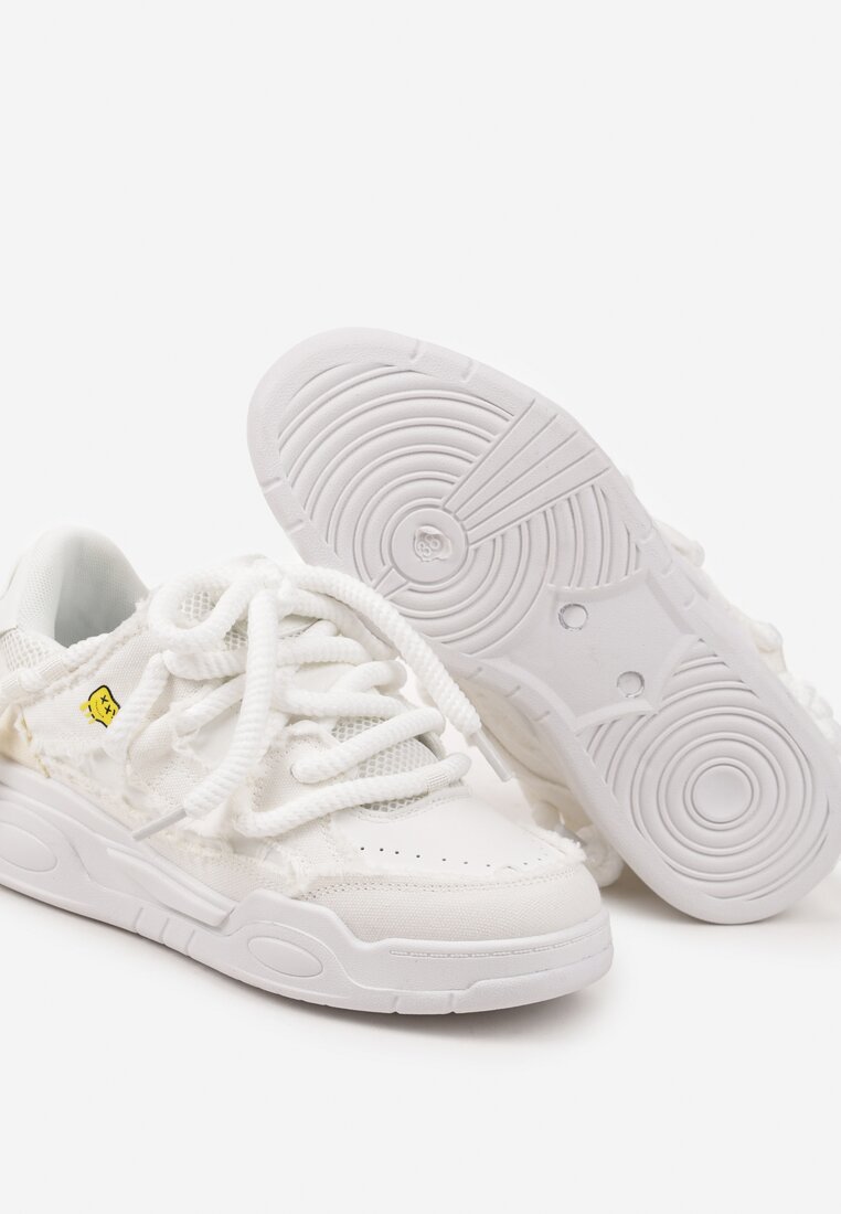 Białe Sneakersy z Perforacją i Materiałowymi Wstawkami z Ozdobnym Sznurowaniem Luneth
