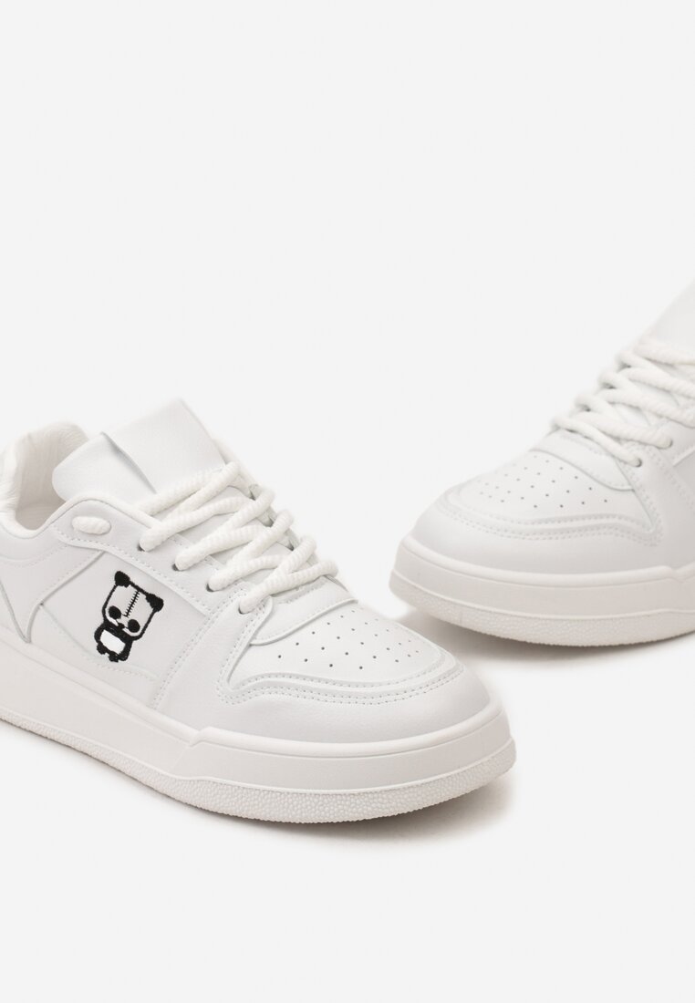 Białe Sneakersy z Drobną Perforacją i Małym Nadrukiem Fredomia