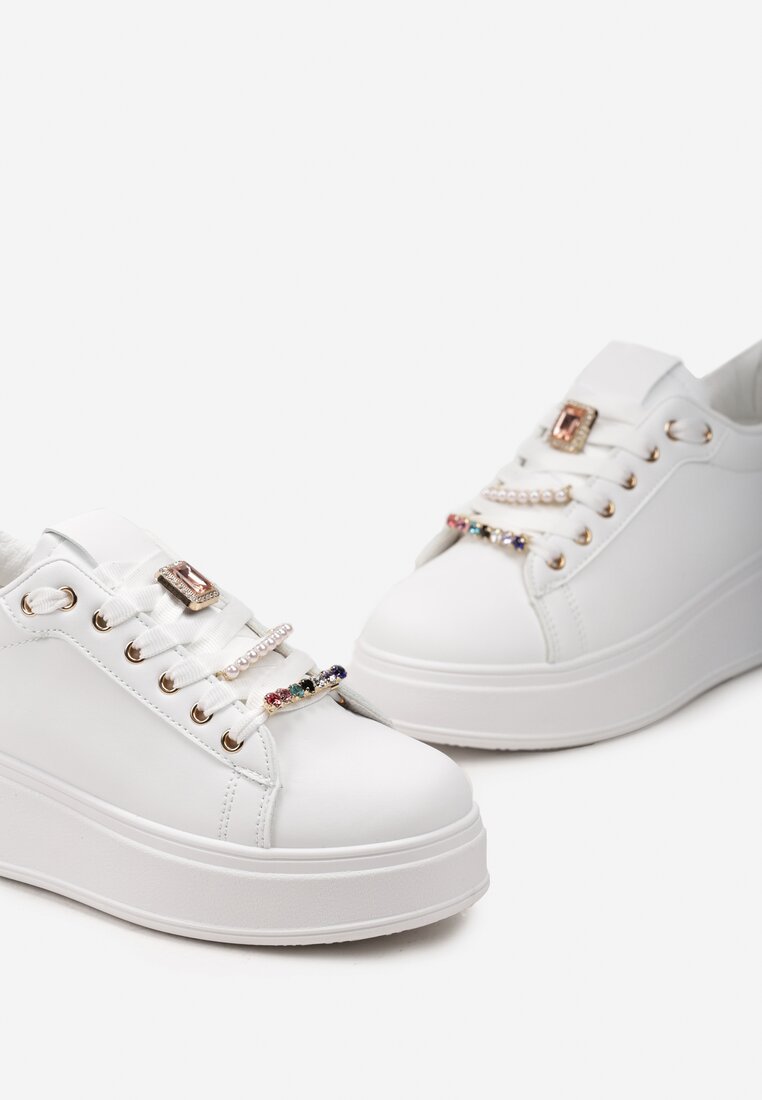 Biało-Złote Sneakersy na Platformie z Biżuteryjnymi Zawieszkami na Sznurówkach Faeleen