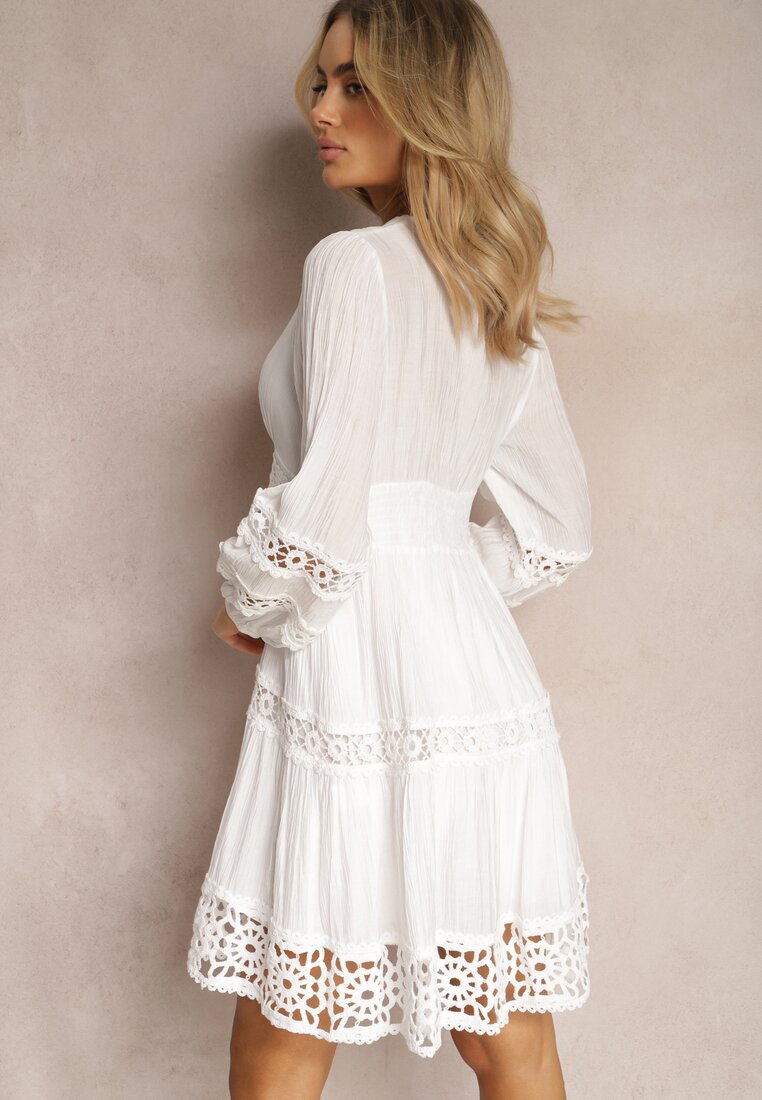Biała Rozkloszowana Sukienka Mini z Ażurowym Wzorem i Gumką Ilermia