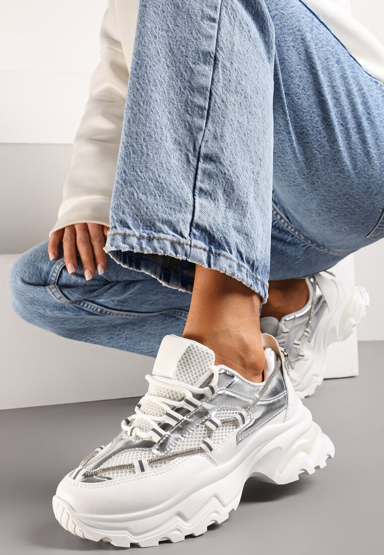 Biało-Srebrne Sneakersy z Metalicznymi Wstawkami na Niskiej Platformie z Ozdobnym Sznurkiem Oiriema