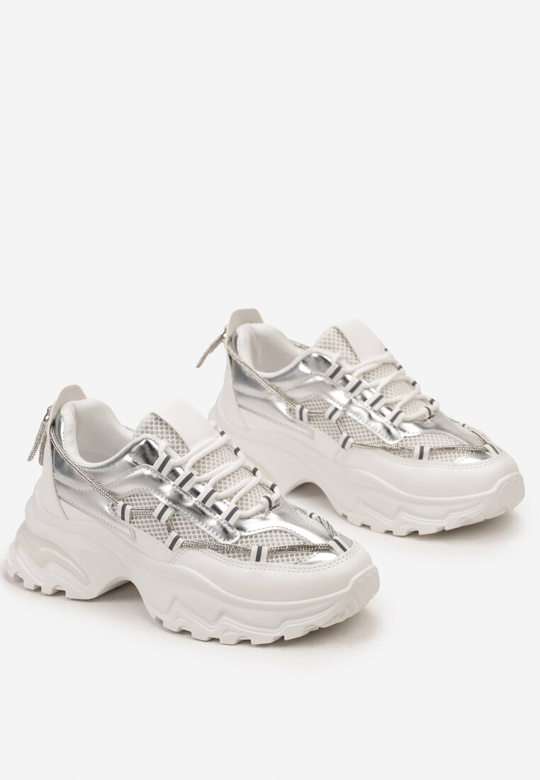 Biało-Srebrne Sneakersy z Metalicznymi Wstawkami na Niskiej Platformie z Ozdobnym Sznurkiem Oiriema