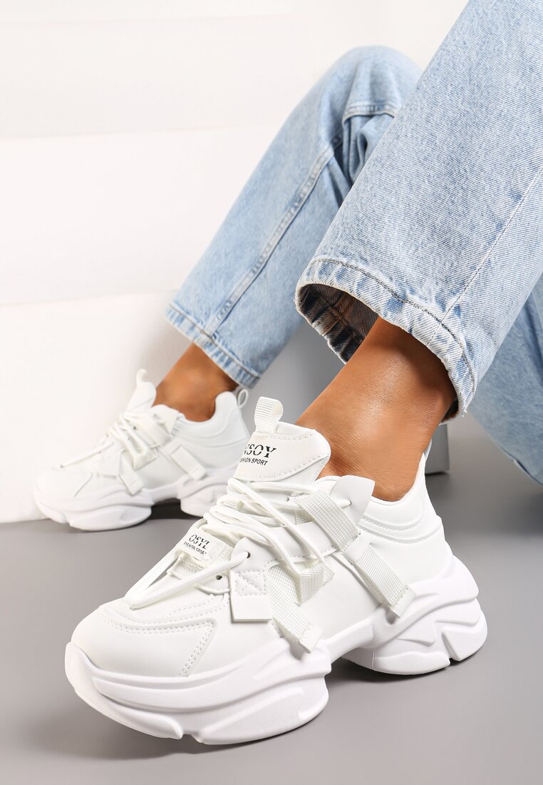 Białe Sneakersy Ozdobione Napisami na Wysokiej Podeszwie Uvanda