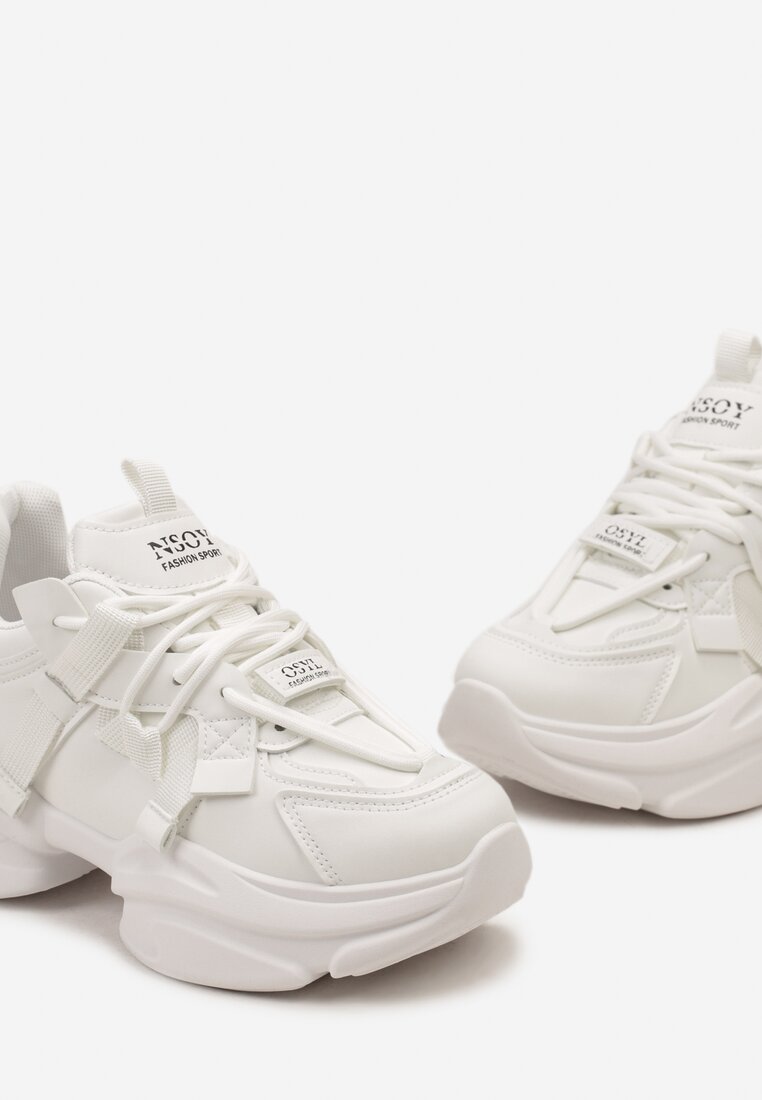 Białe Sneakersy Ozdobione Napisami na Wysokiej Podeszwie Uvanda