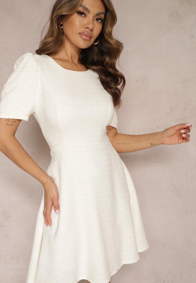 Biała Rozkloszowana Sukienka Mini z Lekko Bufiastymi Rękawkami Merridia