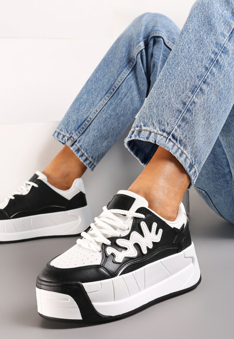 Czarno-Białe Sneakersy z Wysoką Platformą i Ozdobną Naszywką Joplina
