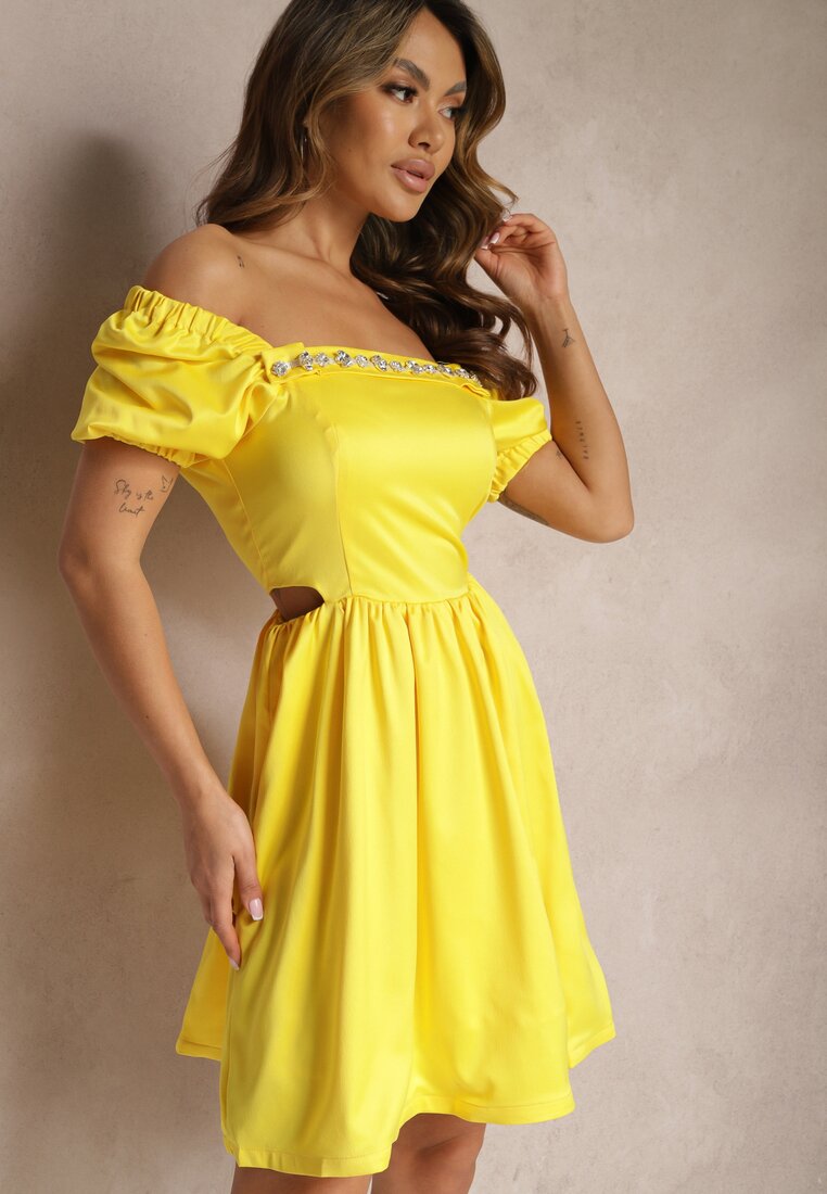 Żółta Rozkloszowana Sukienka Mini z Wycięciami po Bokach i Cyrkoniami na Dekolcie Erelasia