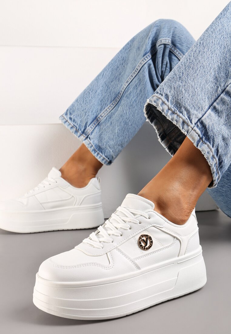 Sneakerși Albi cu Talpă Groasă și Șiret cu Aplicație Metalică Ailtria
