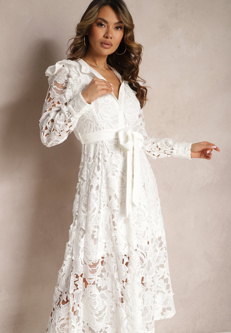 Biała Rozkloszowana Sukienka o Koszulowym Fasonie z Falbanką i Koronką Caramia