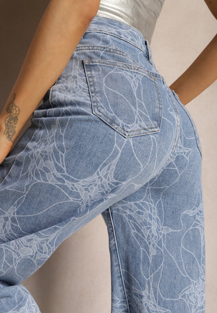 Jasnoniebieskie Jeansy z Szerokimi Nogawkami z Delikatnym Abstrakcyjnym Wzorem Lianena