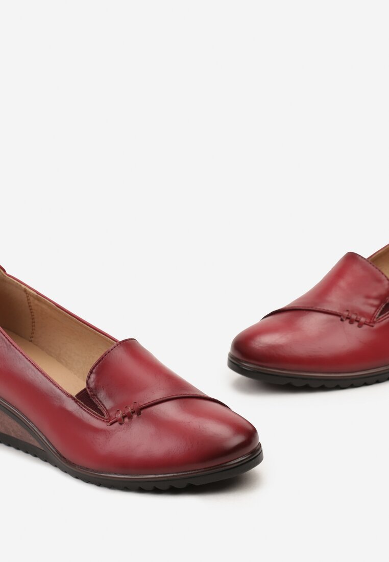 Bordowe Półbuty ze Skórzaną Wkładką na Koturnie z Przeszyciami i Elastyczną Wstawką Mifia