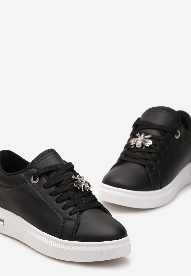 Czarne Sneakersy na Płaskiej Podeszwie z Imitacji Skóry z Broszką Unattia