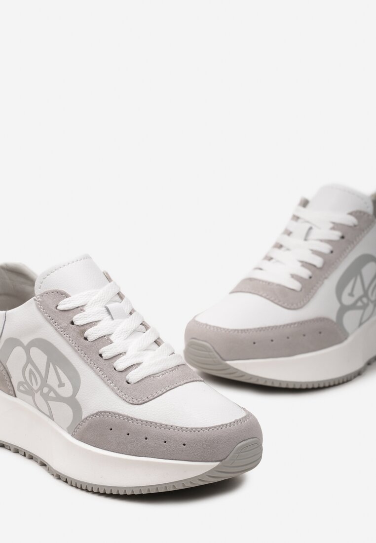 Biało-Szare Skórzane Sneakersy z Nadrukiem na Boku na Niskiej Platformie Aleris