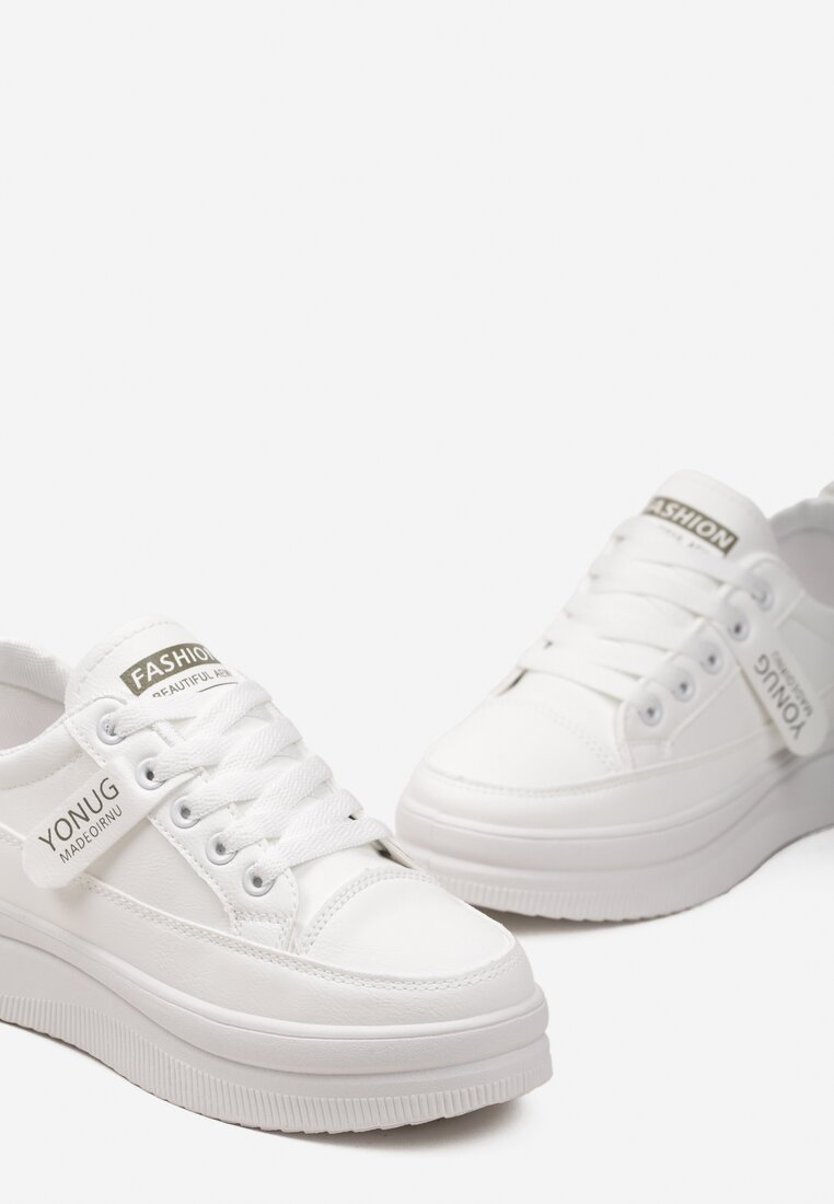 Białe Sneakersy Ozdobione Napisami na Platformie Catori