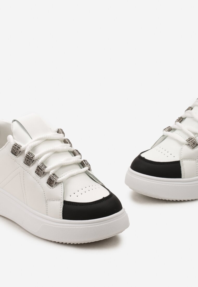 Biało-Czarne Sznurowane Sneakersy z Ekoskóry na Grubej Podeszwie z Ozdobnymi Cyrkoniami Nevarra