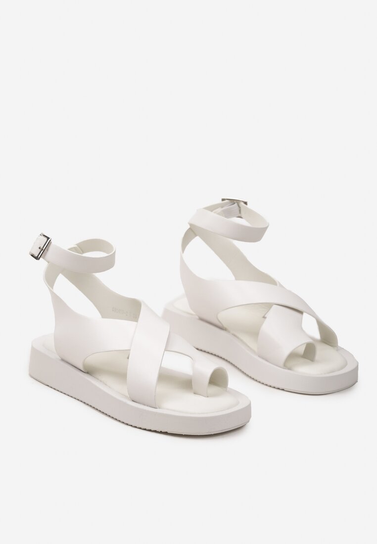 Białe Sandały Typo Loop Toe z Imitacji Skóry ze Sprzączką Aucca