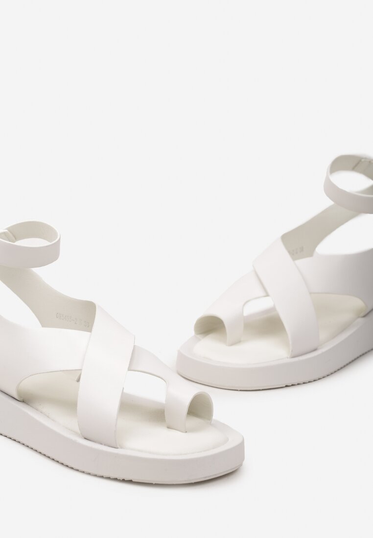 Białe Sandały Typo Loop Toe z Imitacji Skóry ze Sprzączką Aucca