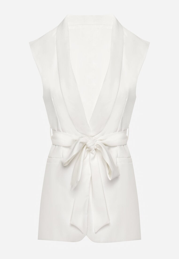 Biała Elegancka Kamizelka Stylizowana na Wiązaną Marynarkę Bez Rękawów Qirama