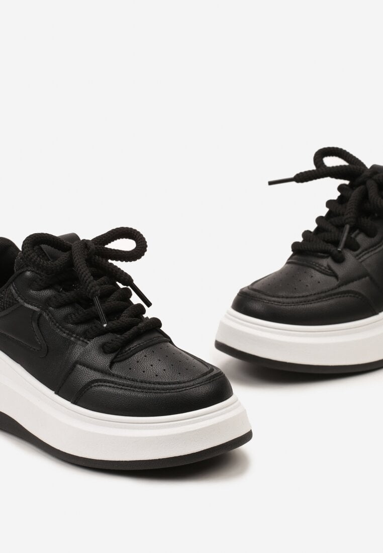 Czarne Sneakersy na Platformie przed Kostkę z Ozdobnymi Przeszyciami Arsicada