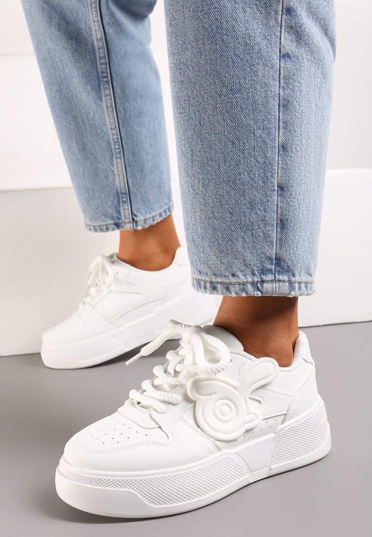 Białe Sneakersy na Niskiej Platformie z Wypukłą Ozdobą Irasa