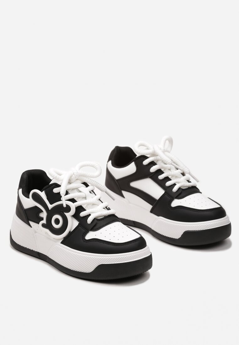 Biało-Czarne Sneakersy na Niskiej Platformie z Wypukłą Ozdobą Irasa