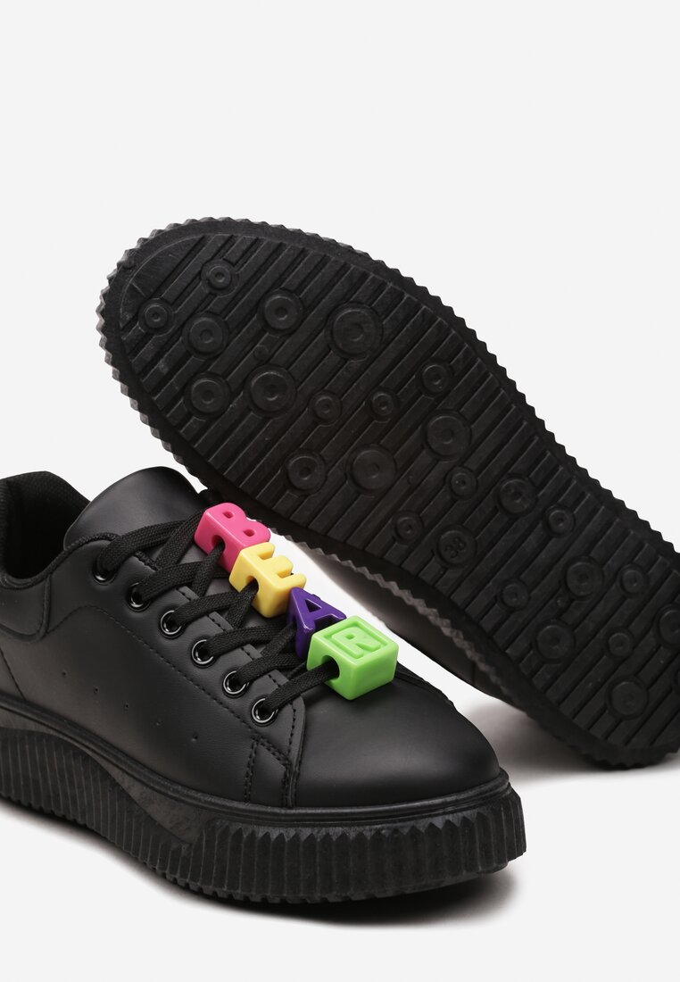 Czarne Sneakersy na Niskiej Platformie z Kolorowymi Aplikacjami na Sznurówkach Lasteria