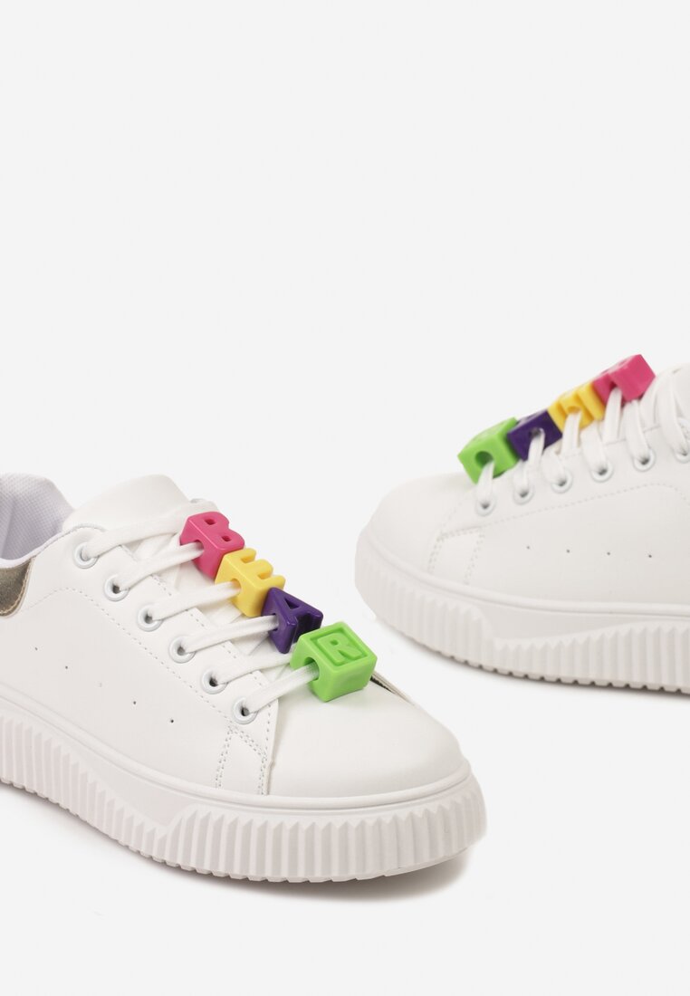 Biało-Złote Sneakersy na Niskiej Platformie z Kolorowymi Aplikacjami na Sznurówkach Lasteria