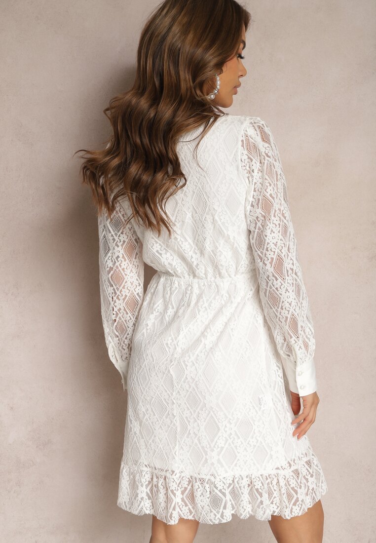 Biała Rozkloszowana Sukienka Pokryta Koronką z Głębokim Dekoltem Halanna