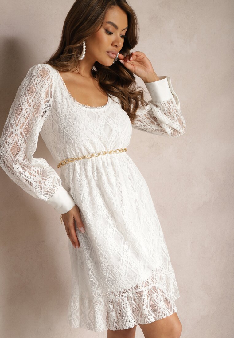 Biała Rozkloszowana Sukienka Pokryta Koronką z Głębokim Dekoltem Halanna