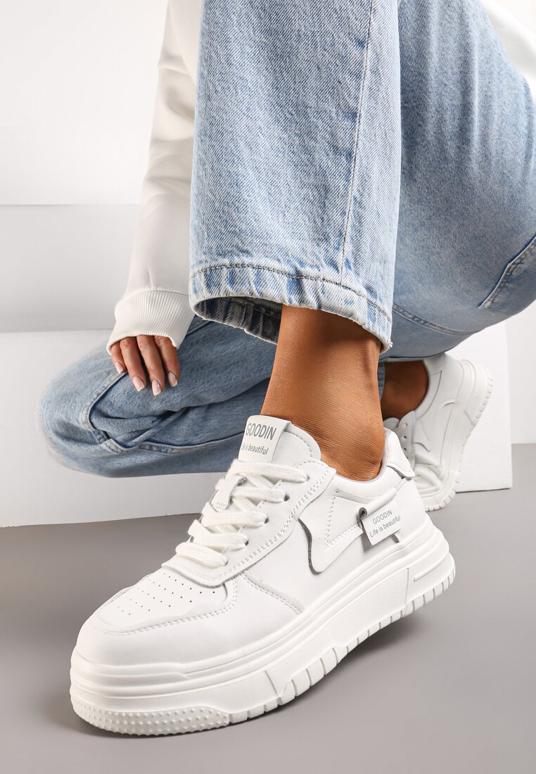 Białe Skórzane Sneakersy na Platformie Ozdobione Naszywką i Perforacją Ululas