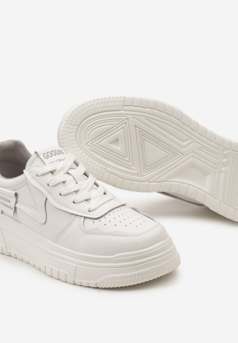 Białe Skórzane Sneakersy na Platformie Ozdobione Naszywką i Perforacją Ululas
