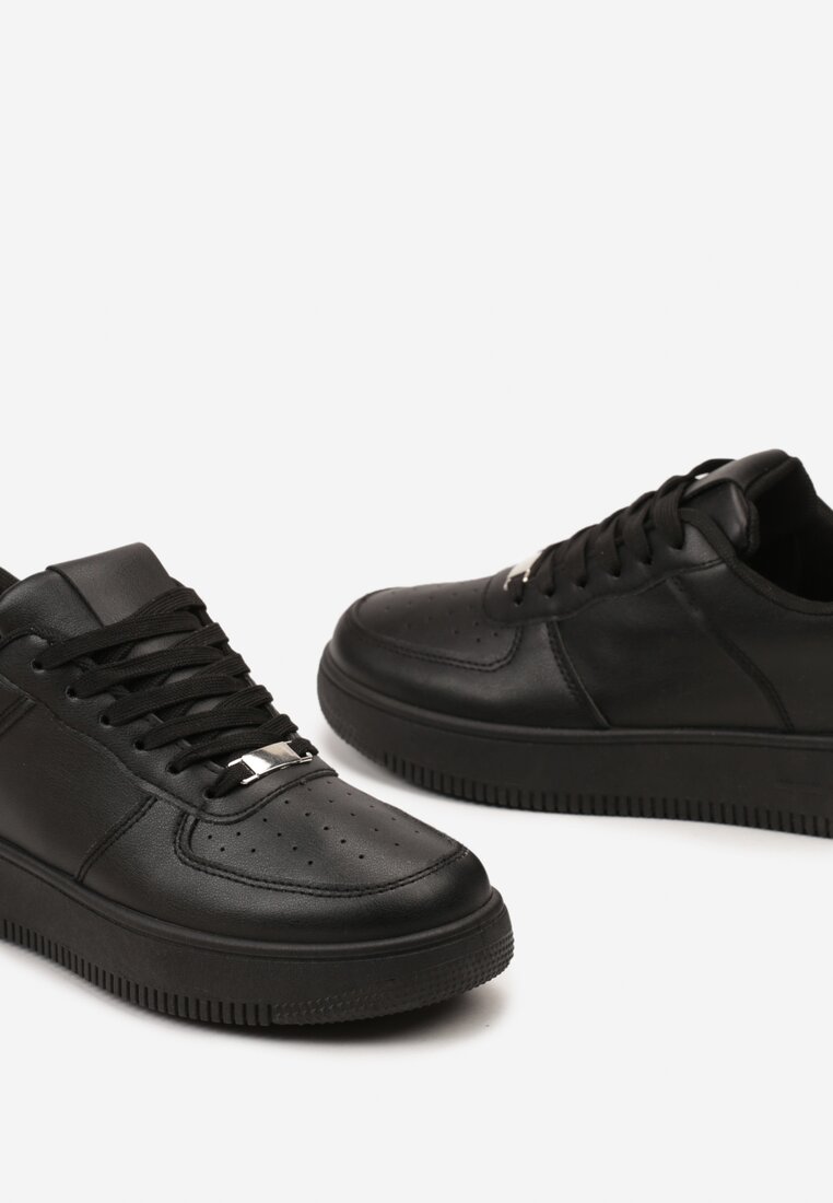 Czarne Klasyczne Sneakersy z Perforacją i Sznurowaniem Natessu