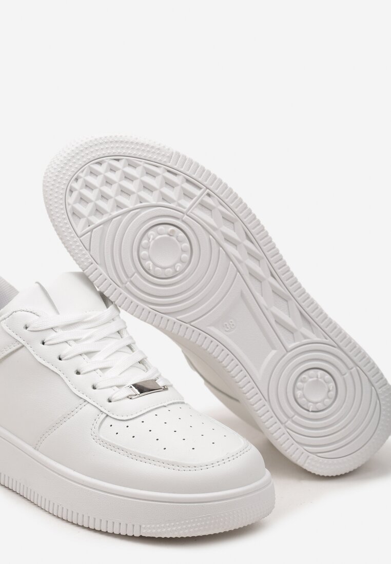 Białe Klasyczne Sneakersy z Perforacją i Sznurowaniem Natessu