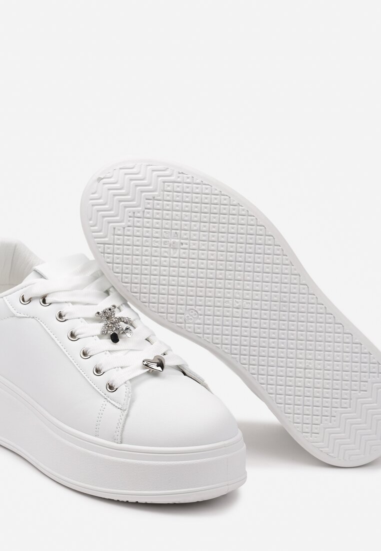 Biało-Srebrne Sneakersy na Platformie z Metalowymi Zawieszkami i Cyrkoniami Nioko