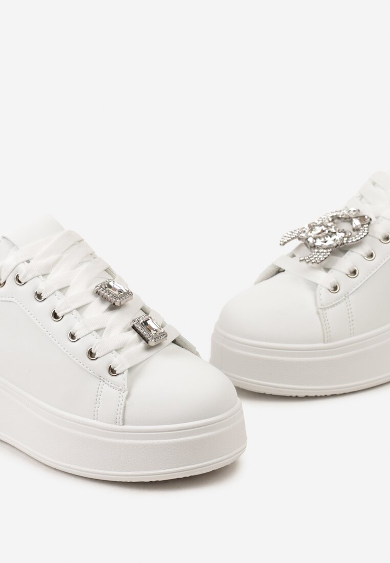 Biało-Srebrne Sneakersy z Platformą i Odpinanymi Biżuteryjnymi Aplikacjami na Sznurówkach Tamaki
